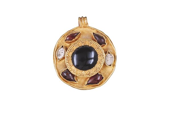 Round pendant with garnets and pearls set