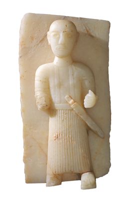 Stele depicting a man with a dagger