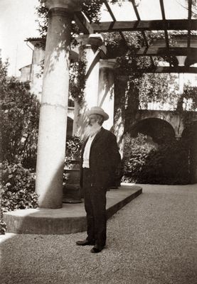 Il conte Alfredo Coronini Cronberg davanti all'ingresso del Palazzo