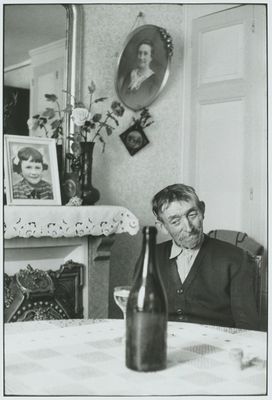 Henri Cartier-Bresson - Vigneron, Cramont, France, 1960