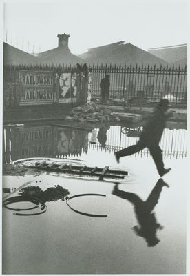 Henri Cartier-Bresson - Detrás de Gare Saint-Lazare, Place de l'Europe, París