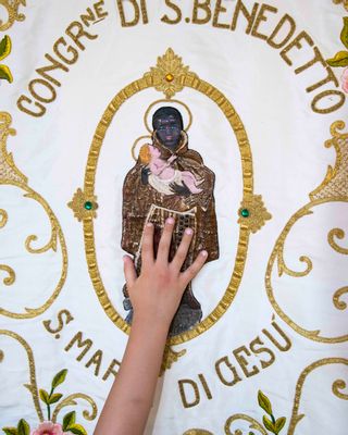Nicola Lo Calzo - Un enfant touche la bannière de la confrérie de San Benedetto il Moro