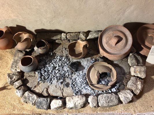 Focolare medievale con ceramiche per cucinare