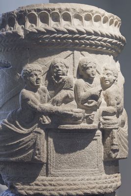 Urna funeraria con scena di banchetto