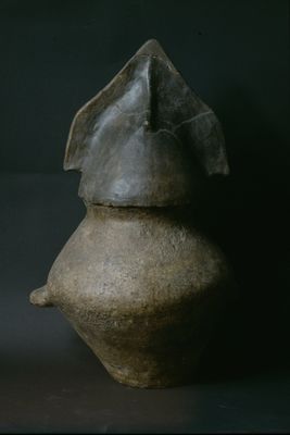 Biconical urn with crested helmet