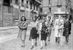 Tino Petrelli - Tre ragazze, aggregate a gruppi di partigiani, in Piazza Brera mentre perlustrano la città insieme ai gappisti
