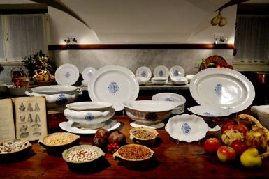 Die Salvago- und Raggi-Services zwischen Speisesaal und historischen Küchen