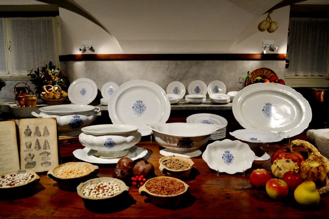 Die Salvago- und Raggi-Services zwischen Speisesaal und historischen Küchen