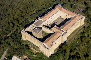 Lagopesole Castle