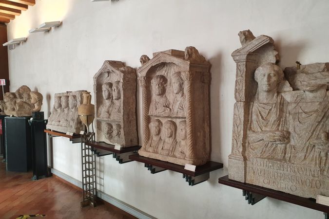 96 dpi Torcello archeo steli.jpg