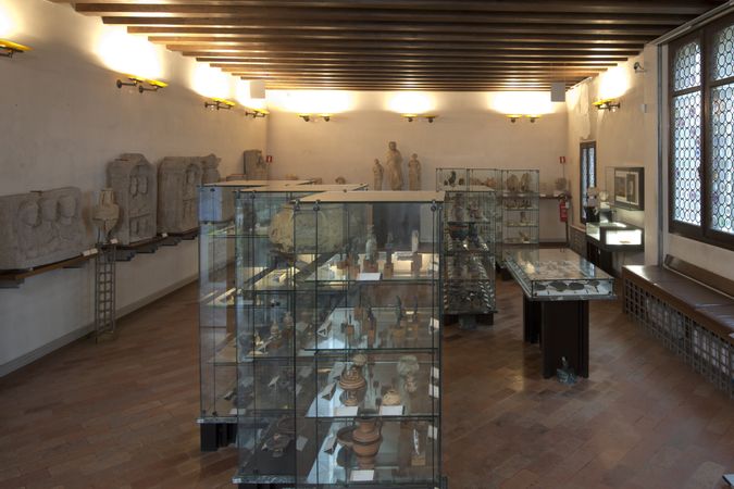 300 dpi Torcello archeologica sala.jpg