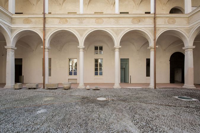 Palazzo Tarasconi_corte esterna.jpg