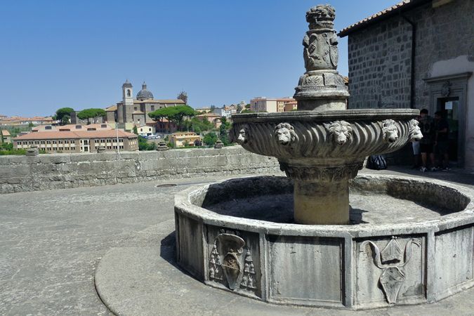 Fontana-della-loggia-palazzo-dei-papi.jpg