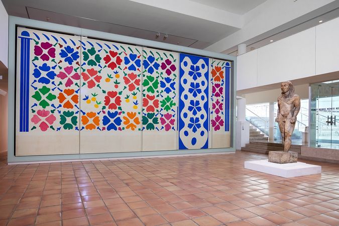 Hall d'accueil du mus‚e, avec l'oeuvre monumentale Fleurs et fruits ё Succession H. Matisse Photo ё Fran‡ois Fernandez.jpg