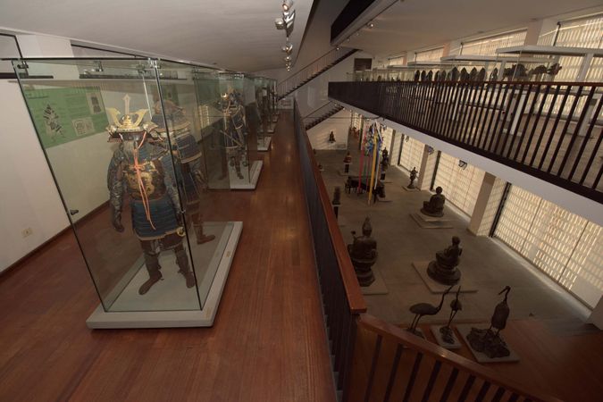 Museo Chiossone_ interno_vetrine samurai