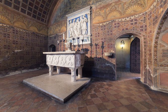 Rocca-di-Gradara-Cappella-altare-e-pala-in-terrrac