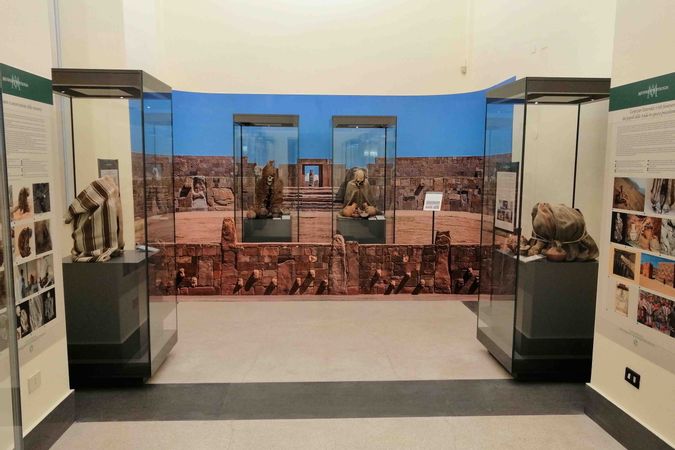 Sala espositiva Museo di Antropologia, esposizione mummie sudamericane.jpg
