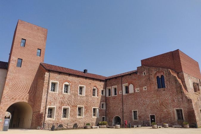 2 Castello di Novara_cortile interno Ala Nord.jpg