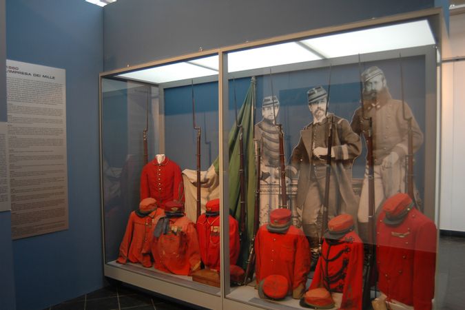 Museo Risorgimento -vetrina Camicie rosse.jpg