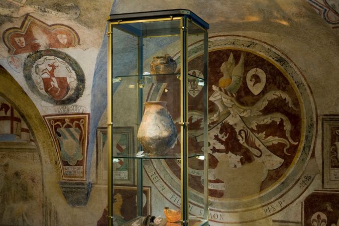vetrina con ceramica da impasto e affreschi del palazzo.jpg