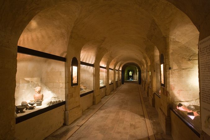 Chianciano Terme, Museo Civico Archeologico - Galleria dei Canopi dalla Necropoli di Tolle (2).jpg