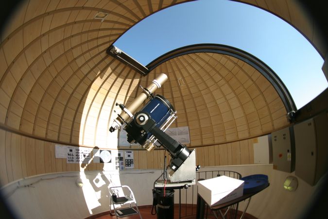 Osservatorio astronomico_interno_cupola_Il telescopio principale è un Maksutov-Cassegrain delle Costruzioni Ottiche Zen.JPG