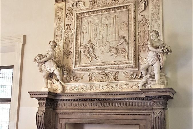 Palazzo Ducale Pesaro_Camino di Bartolomeo Genga con stucchi di Federico Brandani.jpg