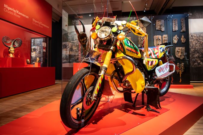 Motorrad__Kamerun__Eingang_ins_Museum_2018__Copyright_Linden-Museum_Stuttgart__Foto_Dominik_Drasdow__Inv._Nr._F_56422.jpg